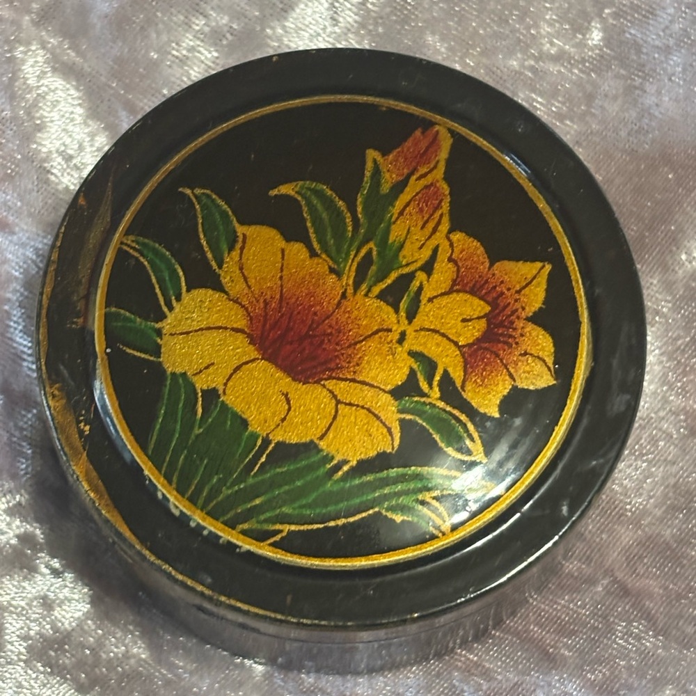 VINTAGE ROUND ASIAN BLACK AND FLORAL LACQUER DRESSER/TRINKET BOX